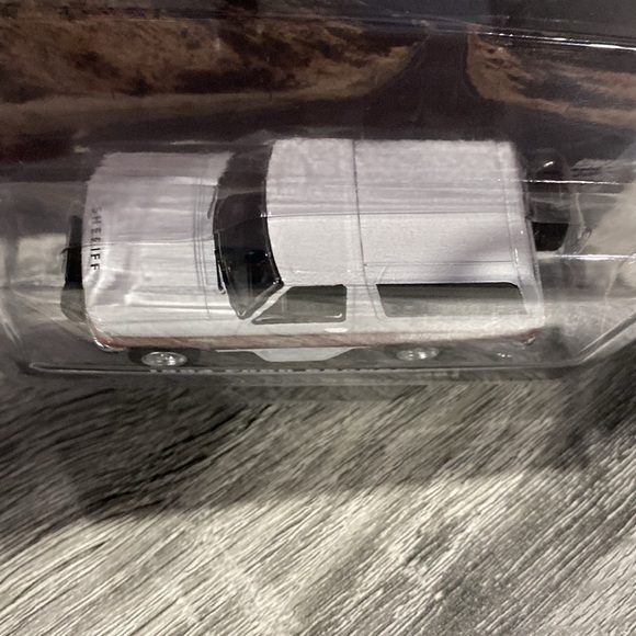 GreenLight | Sheriff Absaroka County: 1994 Ford Bronco XLT - 1:64 Die-Cast - Picture 7 of 11